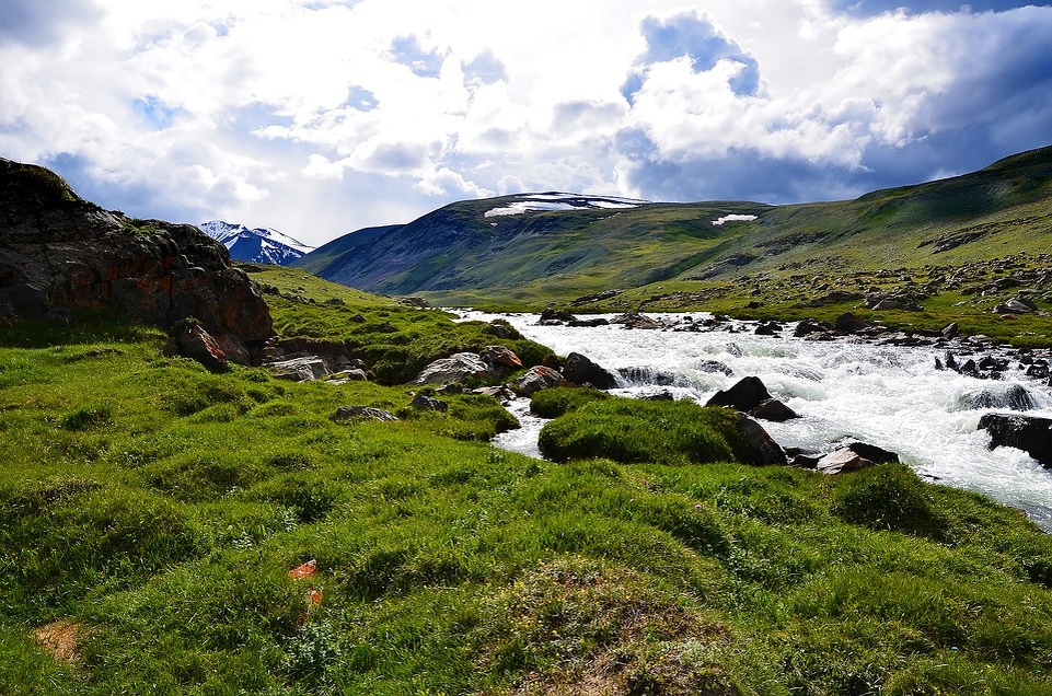 https://cdn.pixabay.com/photo/2016/06/25/22/11/altai-1479647_960_720.jpg