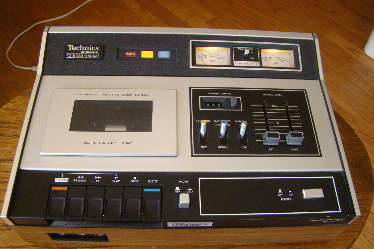 Стереофоническая магнитофонная кассетная дека Technics RS-263 US, одна из первых в классе HiFi, выпускавшаяся в Японии с 1973 года по 1976 год.