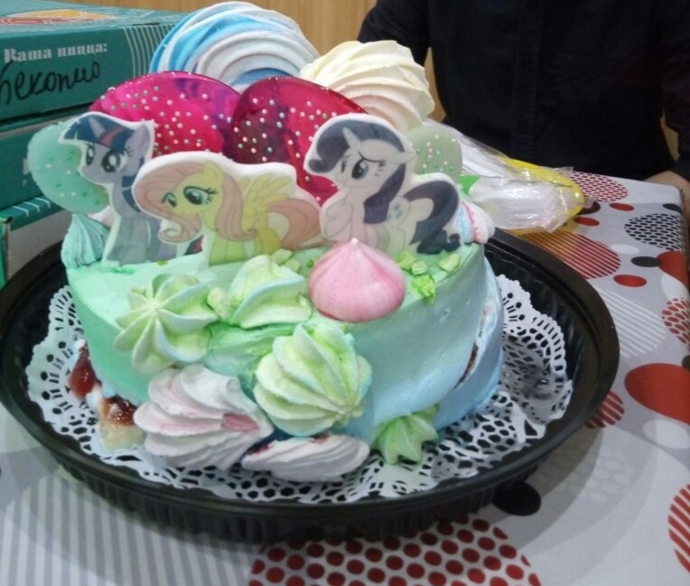 вид к концу вечера, еще даже не втыкали свечки