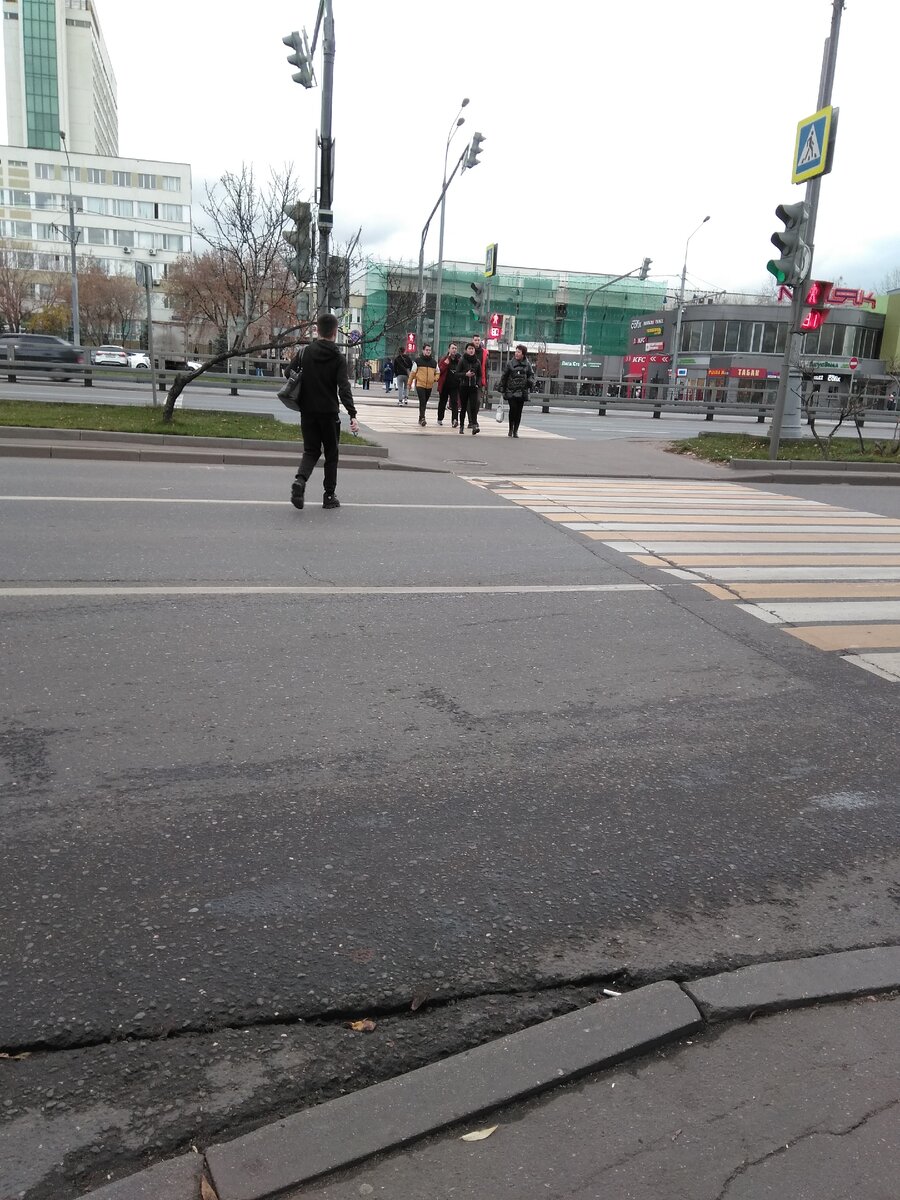 Опять переходят на красный сигнал светофора.