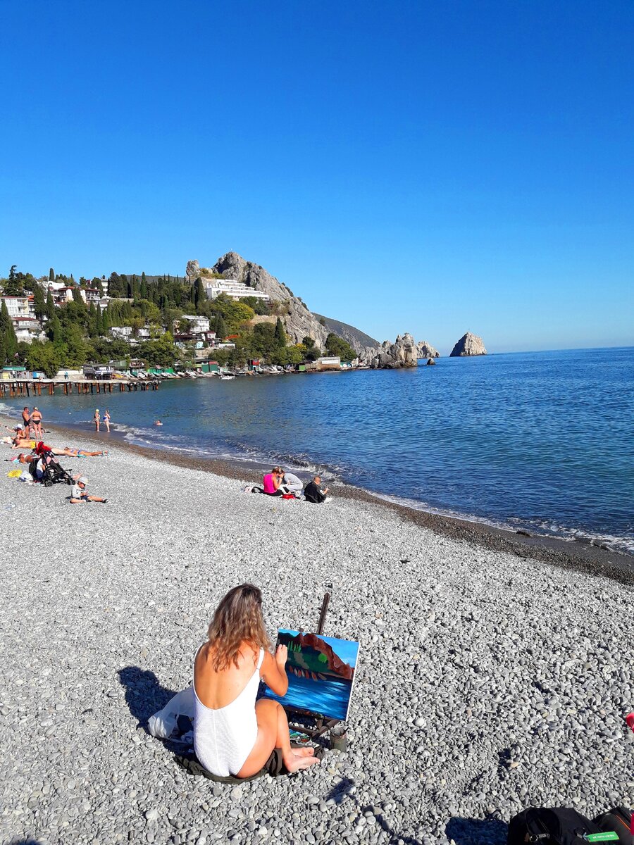 Пляж в Гурзуфе (Крым), который меня порадовал, очень красивое место с видом  на гору Медведь | Под зонтиком | Дзен