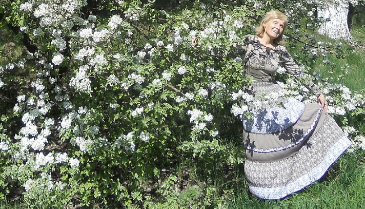   Когда    весной  расцветают  вишни ,  наш  городок  превращается  в  сказочное   белое  облако...