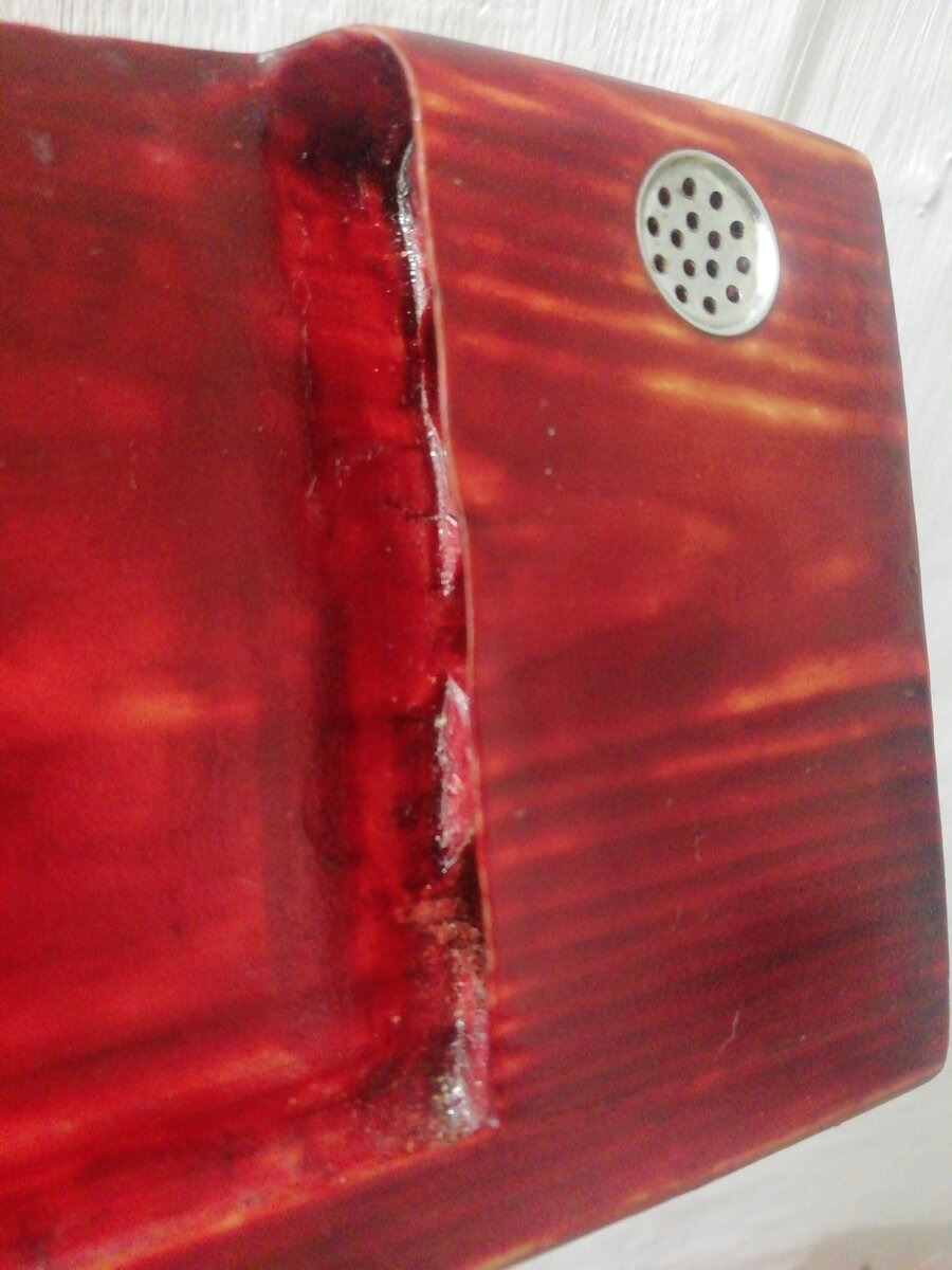 Небольшой "паз" под телефон. Нужно чтобы край телефона с динамиком был закрыт. Можно буквально миллиметра на 3-4 но выбрал так чтобы телефон заходил до начала экрана,так лучше смотрится. 