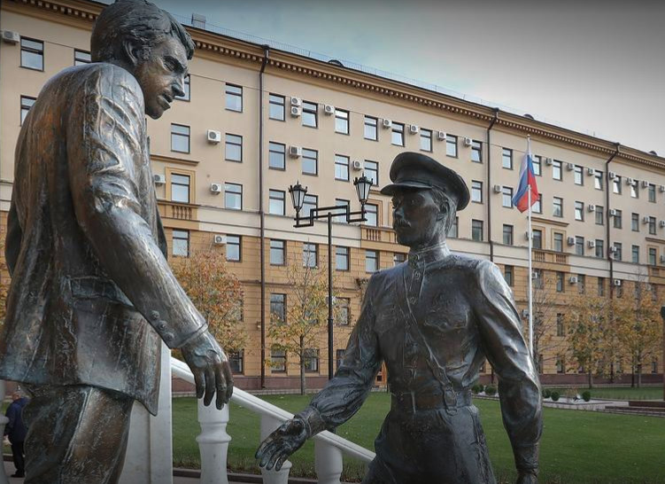 Покажи петровку. Петровка 38 памятник Жеглову и Шарапову. Памятник Жеглову на Петровке. Жеглов и Шарапов памятник на Петровке. Памятник Дзержинскому на Петровке 38.