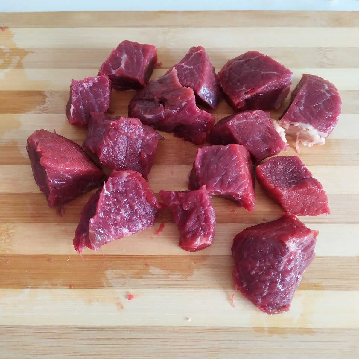 Нарезаю мясо кубиками по 1-2 сантиметра.