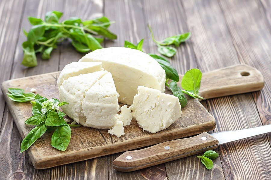 Нежный и вкусный: домашний сыр из молока и кефира