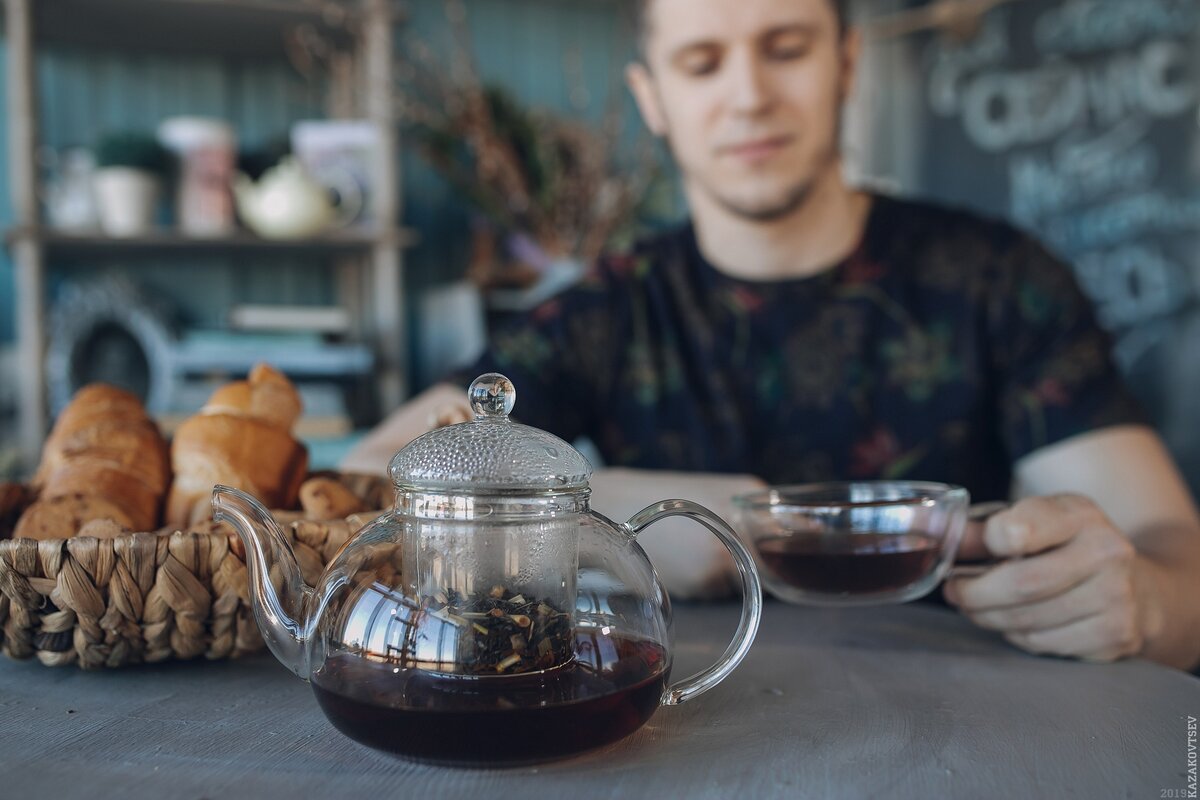 Спортивная девушка пьёт кофе. Завтрак для похудения для женщин. Спортсмен с кофе. Девушка пьет смузи. Кофе до тренировки.