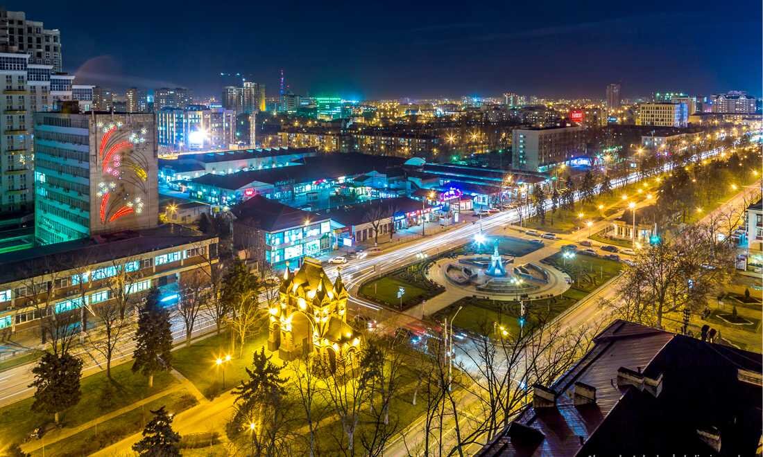 Вечерний Краснодар, центр. Улица Красная. Триумфальная арка и памятник Екатерине II. Фото giprogor.ru.