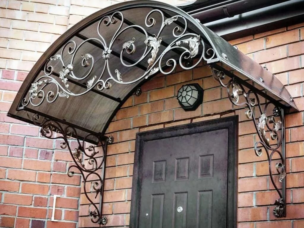 Полукруглый козырек с кованными элементами
