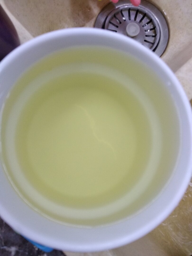 Жители показывают,как ржавая вода портит сантехнику