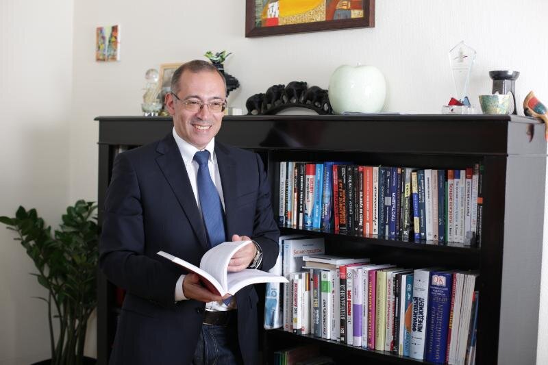 Работа с правительством северной столицы была осознанным шагом. Его целью было получить не финансирование, а выход на рынок. Константин понимал, что сфера социальных услуг в России находится на начальной стадии своего развития и государство – ее единственный крупный системный игрок: "Правительство и муниципалитеты, социальные службы – все они занимаются вопросами поддержки пожилых людей.  Свою задачу мы видим в диалоге, выстраивании взаимовыгодных партнерских отношений".