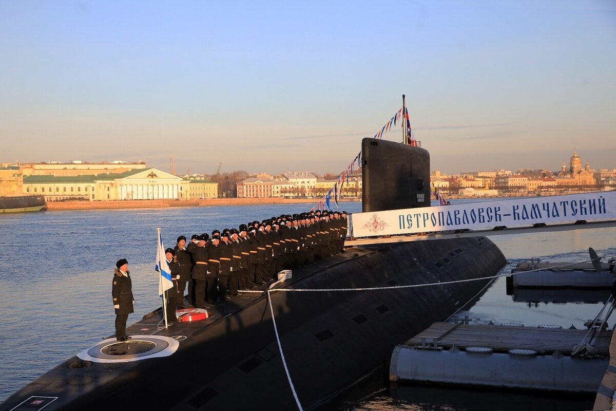 Экипаж на тожественной "линейке". Фото - flot.com
