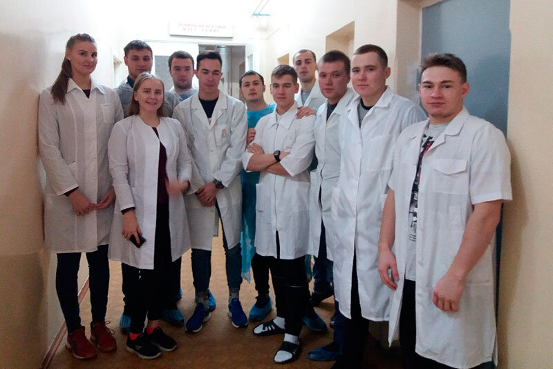 Студенты ждут преподавателя. Не факт, что он успеет принять хотя бы часть обработок,  так как совмещает работу в больнице и аспирантуру...