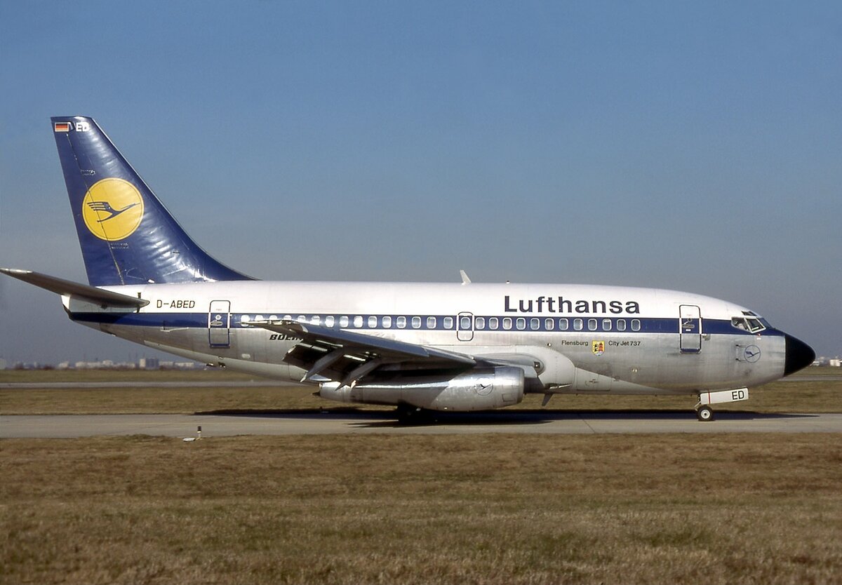 Боинг b 737. Боинг 737. Самолёт Боинг 737 100. Боинг 737 Lufthansa. Боинг 737 200.