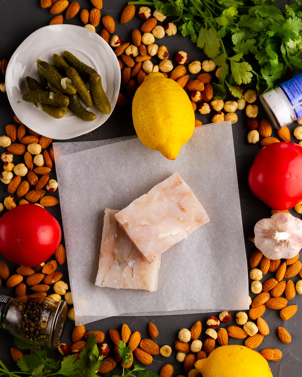 Треска🐟, запеченная с орехами и помидором🍅
