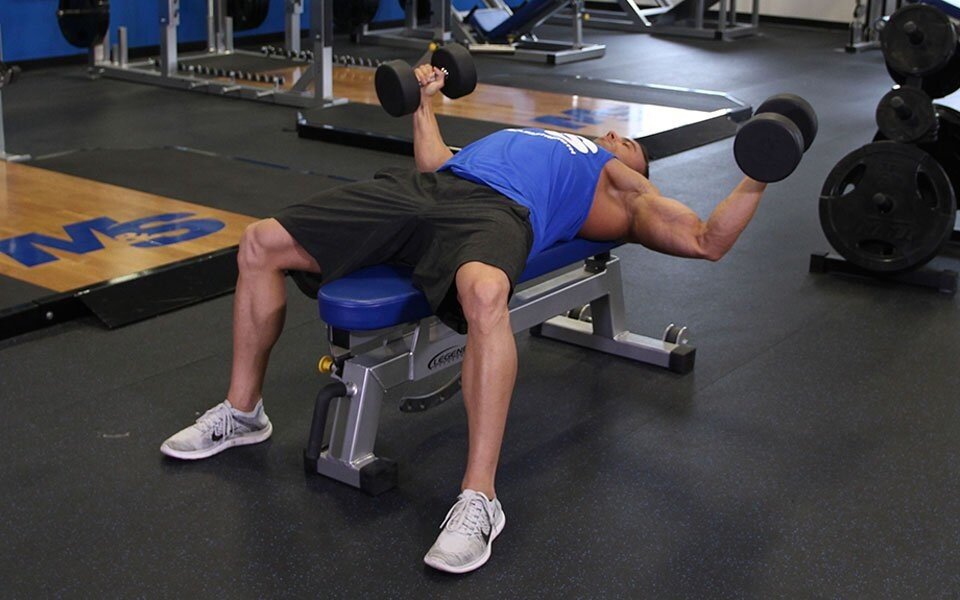 Наклонная рука. Flat Bench Dumbbell Fly. Разводка гантелей лежа. Сведение гантелей лежа. Сведение гантелей на скамье.