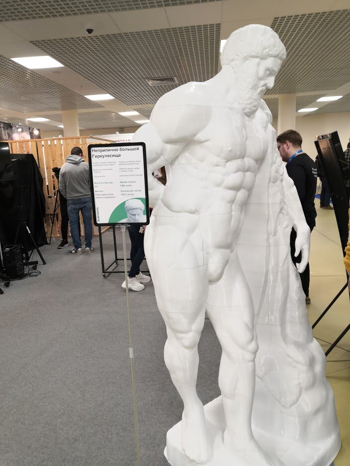 Стенд компании Imprinta. 2х метровый Геркулес.