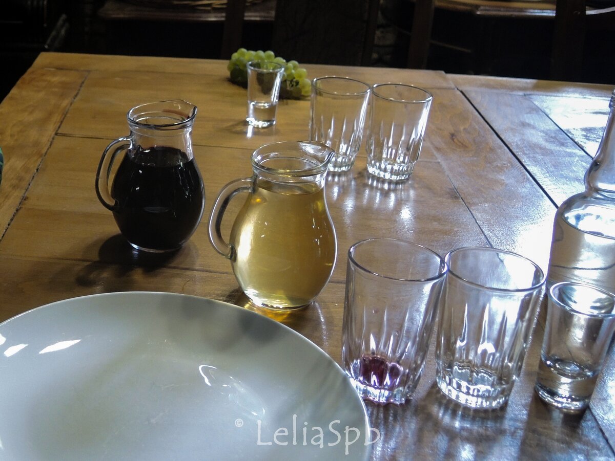 Фото из личного архива. Дегустация в винном музее Нумиси. Село Велесцихе.