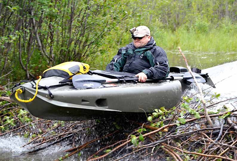 Лодка с водомётом Mokai ES-Kape позволяет рыболову передвигаться по труднодоступным заросшим и захламлённым водоёмам, мелководью и горным речкам.