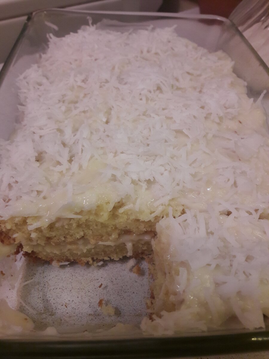 Собираю торт опять же в посуде, в которой он готовился, так крем не растекается.