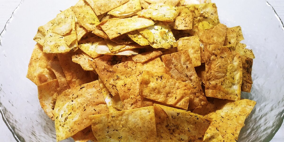 Как сделать чипсы из лаваша с сыром и паприкой в духовке: рецепт - Лайфхакер