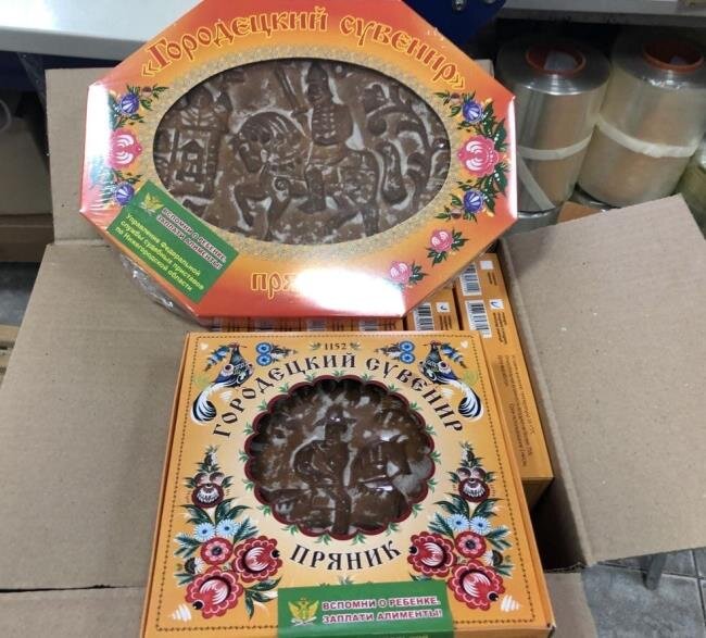 В Нижегородской области на сувенирных пряниках появились стикеры «Вспомни о ребёнке. Заплати алименты!». Фото: pravda-nn.ru.