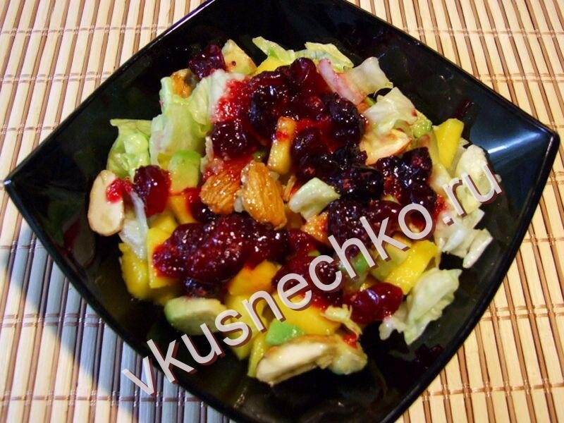 Как приготовить Салат с манго и клюквой, авокадо и миндалем, пошаговый рецепт с фото.