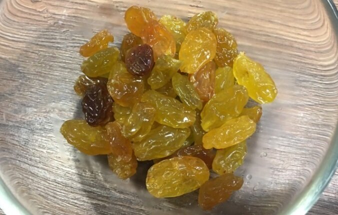 изюм после промывки и нахождения в горячей воде