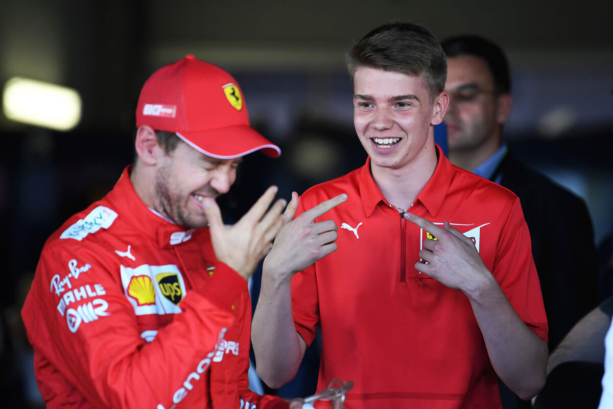Благодаря учебе в Академии Ferrari у Роберта Шварцмана время от времени предоставляется возможность поболтать с самим Себастьяном Феттелем