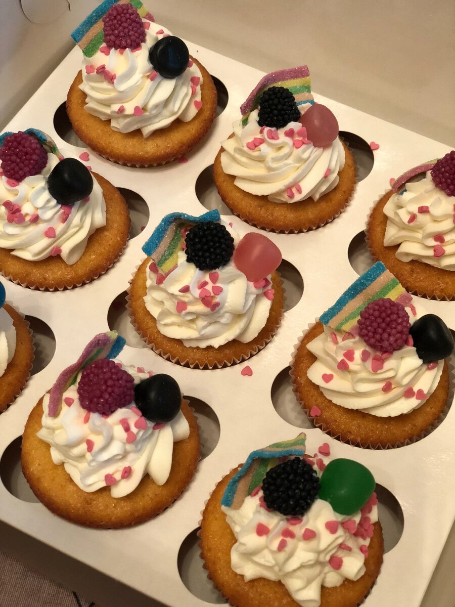 Подружка еще просила капкейки сделать, тоже не смогла отказать