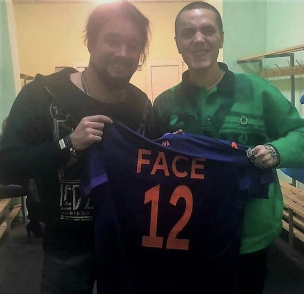 Фейсу подарили футболку