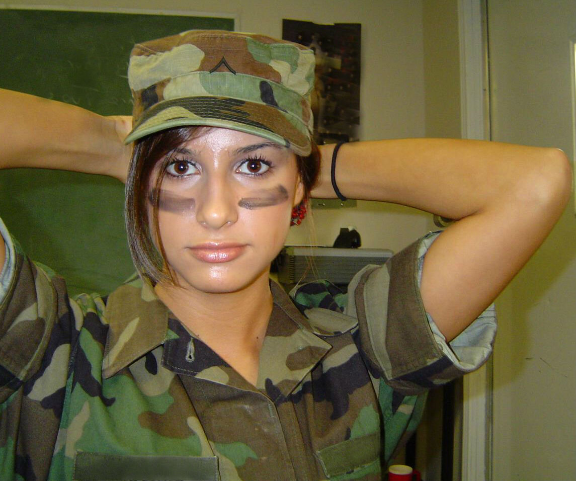Женщина-солдат боевой раскрас
