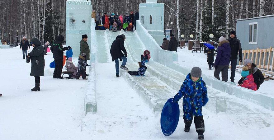 Кремлевская горка. Ледовый городок Ханты Мансийск. Ледяной городок Ханты-Мансийск 2001. Ханты Мансийск центр ледяные горки. Ханты-Мансийск ледяной городок 2019.