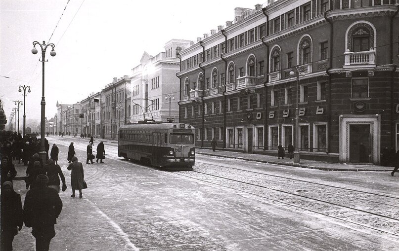 На фото 1952 года вдали можно попробовать рассмотреть здание, о котором идет речь