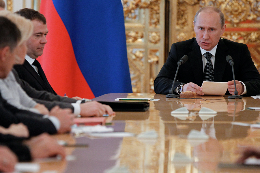 Путин принимает правительство в Кремле
