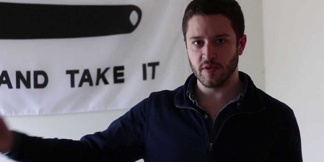 Опасность не всегда исходит от землетрясений, вулканов, ураганов, наводнений и т.д. К сожалению сами люди представляют большую опасность, которая может угрожать вашей жизни. Эти люди  считаются преступниками. На самом деле их разыскивают в глобальных федеральных организациях. Если вас интересует эта тема, обратите внимание на этот список, топ десять самых опасных людей в мире.
