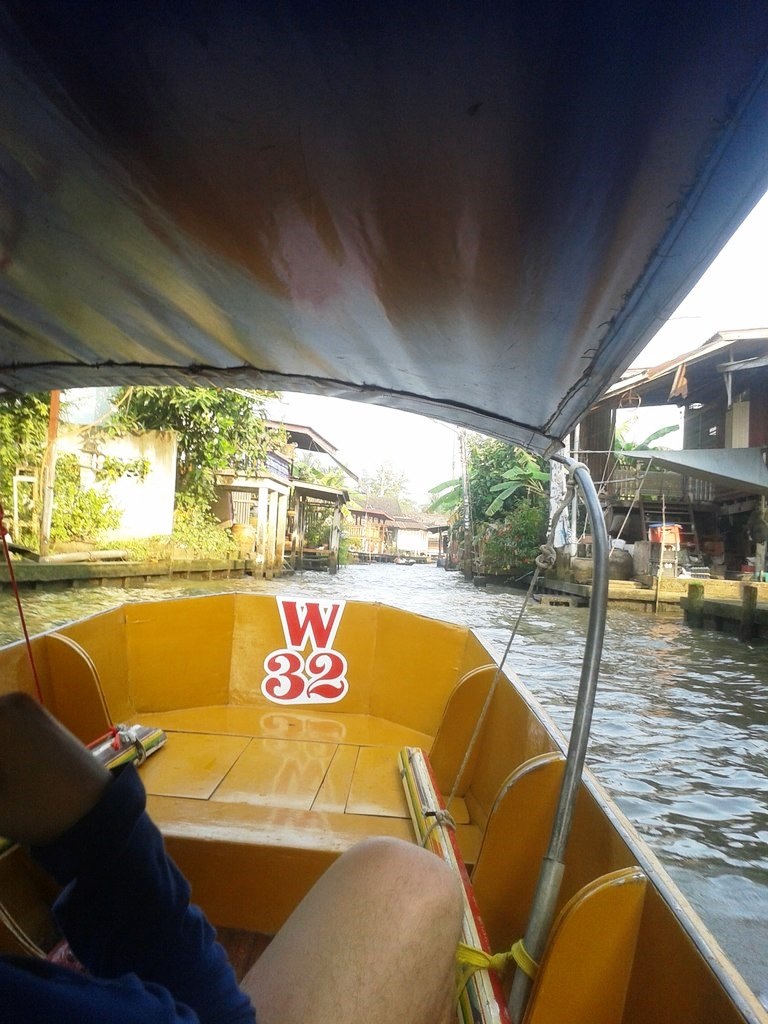 Плавучий рынок в Таиланде