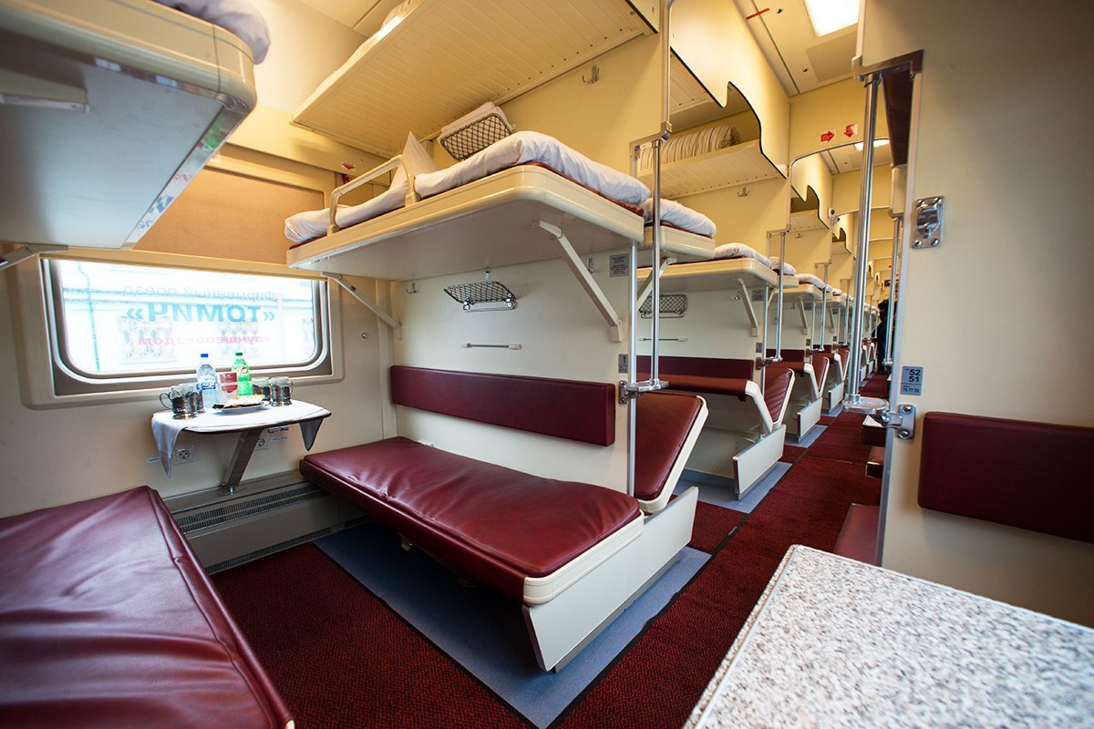 Плацкартные вагоны и так удручают, а теперь ещё и притесняются права пассажиров с нижних полок (фото из открытого источника)