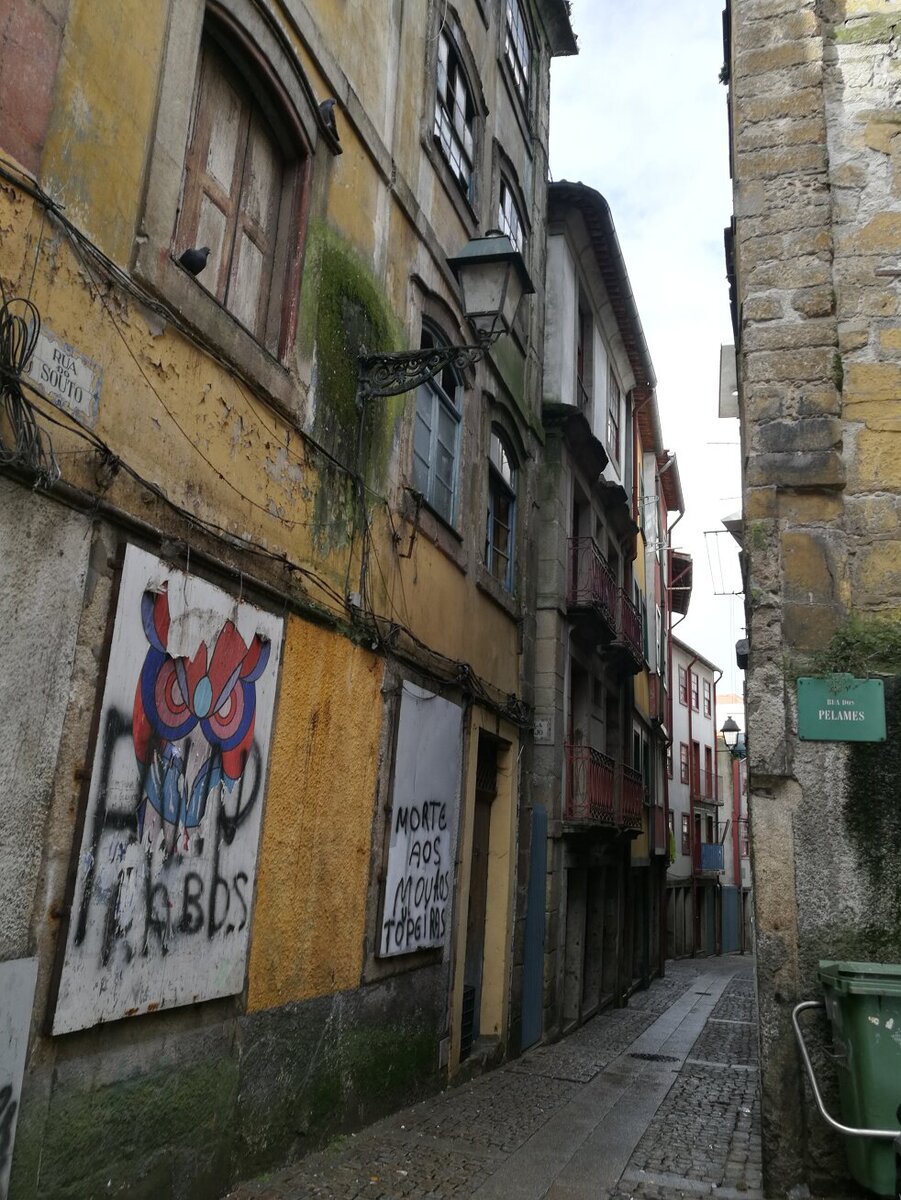 Как выглядят дома в центре Порту: не все в Европе красиво и ухоженно