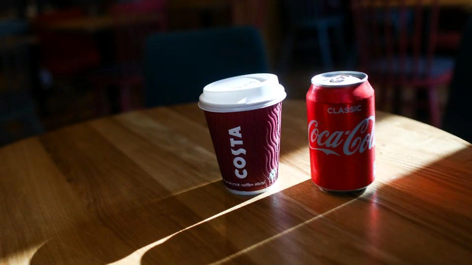 Стаканчик из Costa Coffee и Coca-Cola.