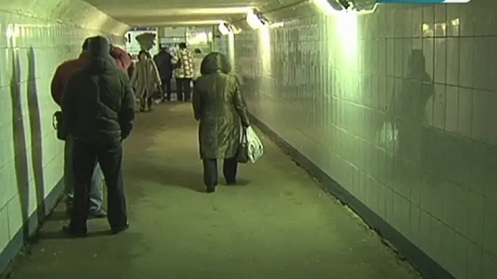 ВИДЕО: под Москвой вандалы ломают забор на опасном ж/д переходе, но люди им благодарны