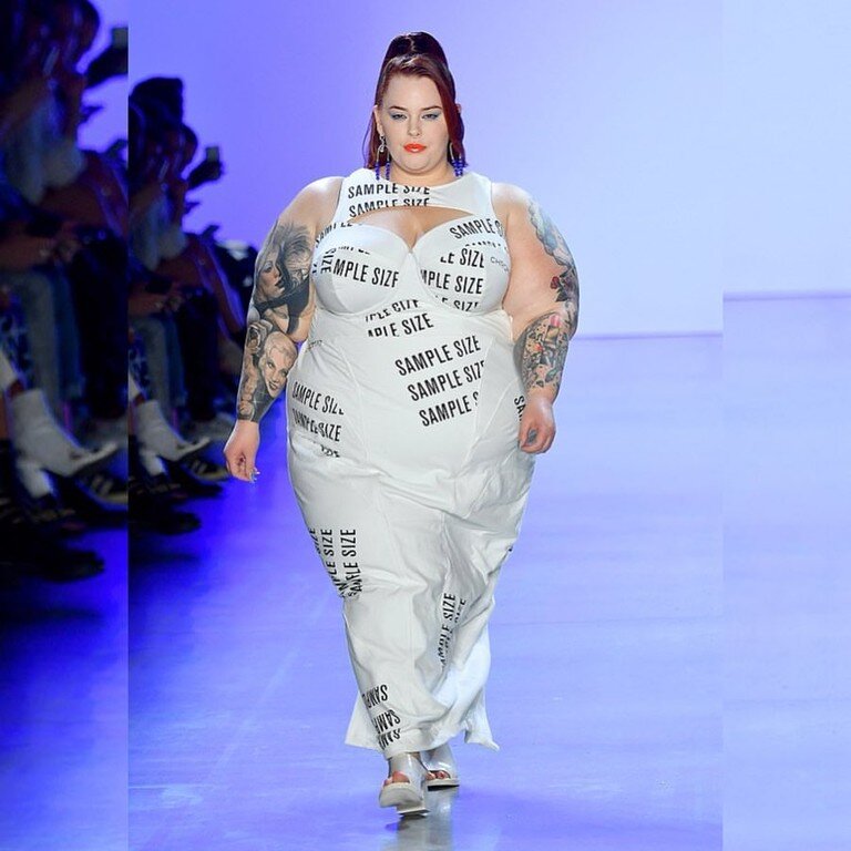 Модель килограммов plus-size Тесс Холлидей - весит 155кг Яндекс-фото
