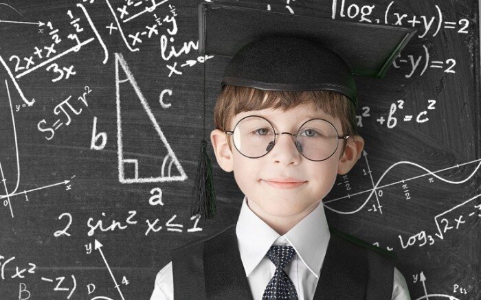 Фото: https://www.firestock.ru/malchik-na-fone-formul-boy-on-the-background-of-the-formulas/