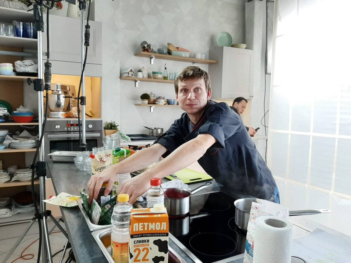 Правая рука ведущего - Иван, всегда за кадром. 