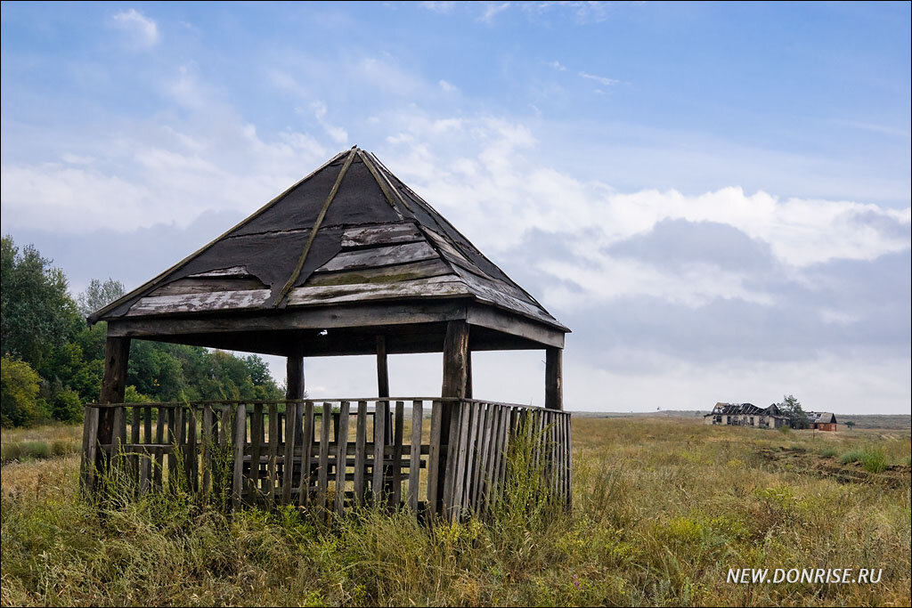 Старая беседка на фоне развалин хутора