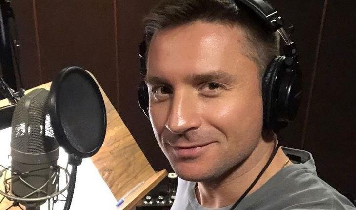 Певец отписался от всех в Инстаграме и отключил возможность комментировать свои публикации. Причину таких радикальных действий Лазарев изложил в последнем посте. Оказывается, популярная социальная сеть занимала у артиста слишком много времени. В какой-то момент Лазарев понял, что из-за Инстаграма не может сосредоточиться на своей жизни. Из-за огромного количества подписок артист ощутил, что начал жить чужой жизнью. 
 
Певец задумался — для чего ему нужна информация о том, кто что ест, куда ходит, с кем поёт… После этого Лазарев одним махом удалил все подписки и ощутил, что у него появилось время на себя. Что же касается комментариев, то Сергея Лазарева расстраивало появление в обсуждениях хейтеров, которые оскорбляли его поклонников и учили жизни самого певца. Артист отметил, что хамство, безнаказанность и оскорбления стали нормой в соцсетях. 
 
У каждой знаменитости, имеющей личную страничку в Instagram, обязательно есть недоброжелатели, которые отмечаются в комментариях. Нередко из-за негатива в соцсети звёзды закрывают комментарии, как это время от времени делает Анастасия Волочкова, или вовсе удаляют аккаунты, как это произошло в случае с Ларисой Долиной. А недавно Uznayvse.ru рассказывал о том, что сыну Яны Рудковской и Евгения Плющенко угрожали в соцсети. Родители Гном Гномыча даже обратились в полицию, чтобы правоохранительные органы привлекли к ответственности обидчика.