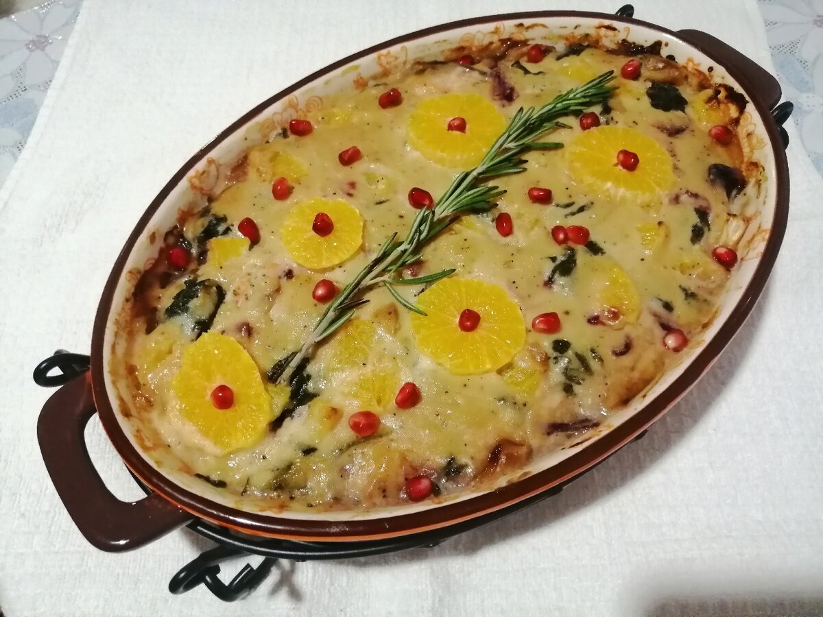 Рыба, запечённая с мандаринами и шпинатом под кисло-сладким соусом