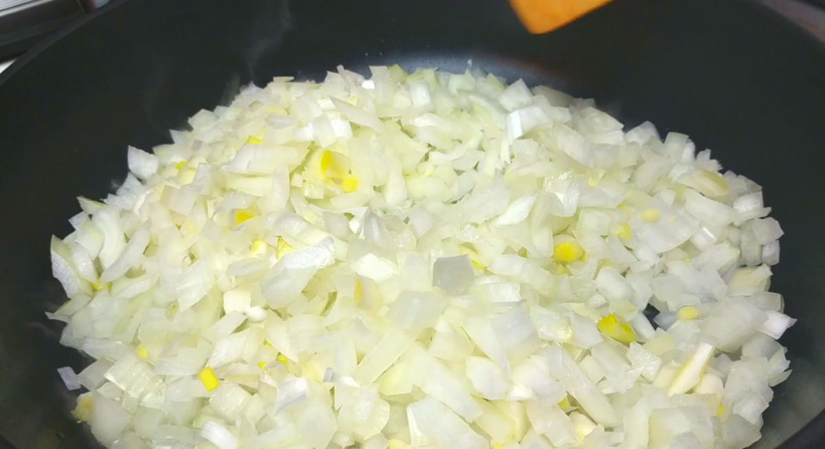 лук на сковороде