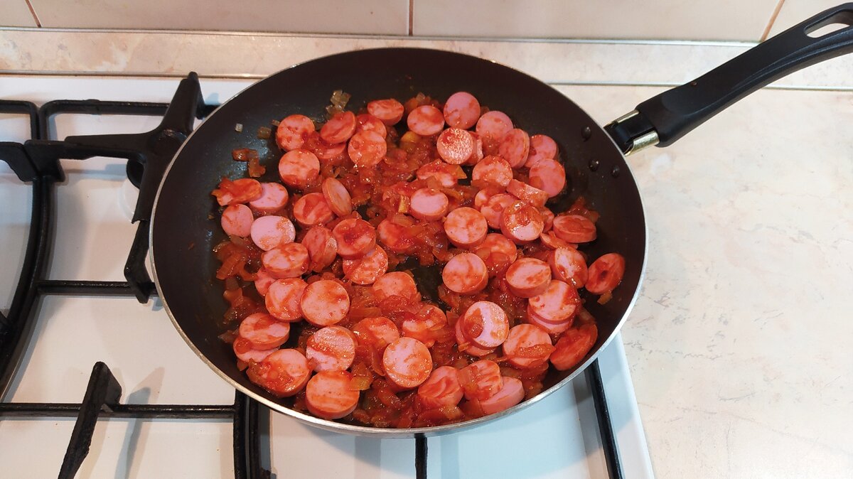 Очень вкусное блюдо из четырёх сосисок. Легко, быстро и недорого