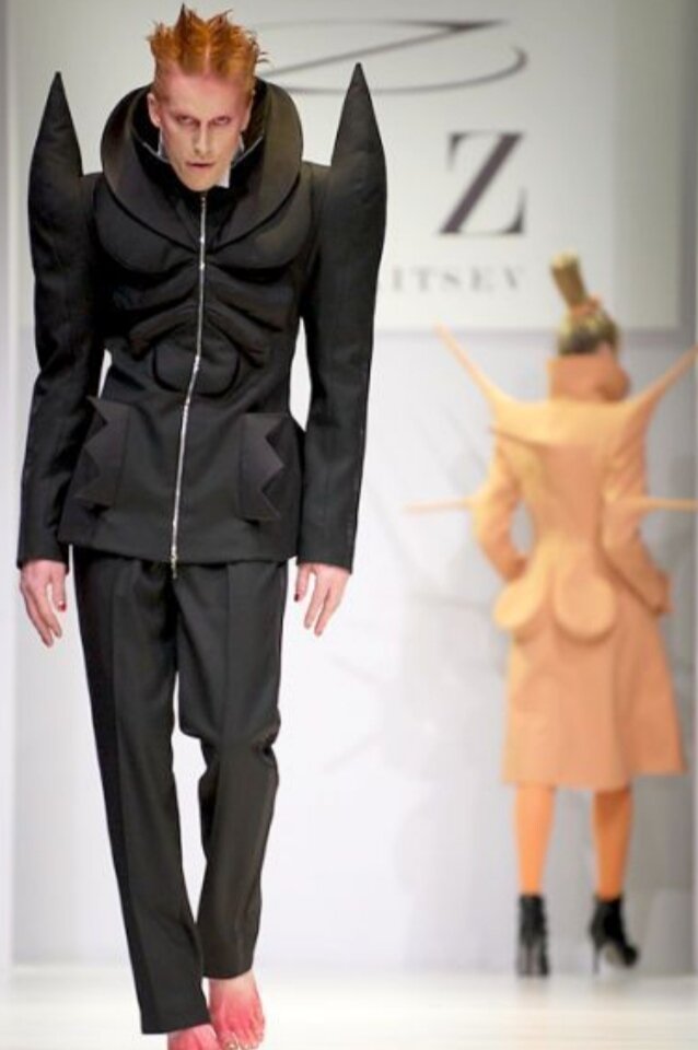 1. Это напоминает кадры из какого-то фильма ужасов.